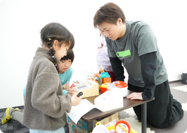 子どもたちの遊びに寄り添いながら、安心して過ごせる時間を見守る支援の様子