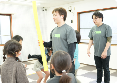スタッフと子どもたちが一緒に体を動かし、楽しみながら活動する支援の様子