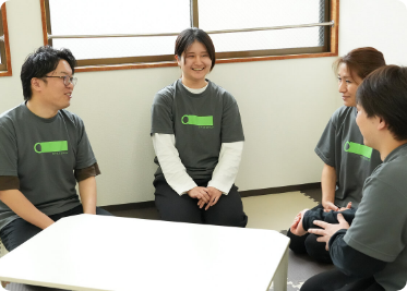 スタッフ同士が情報を共有し、より良い支援について話し合うチームの様子