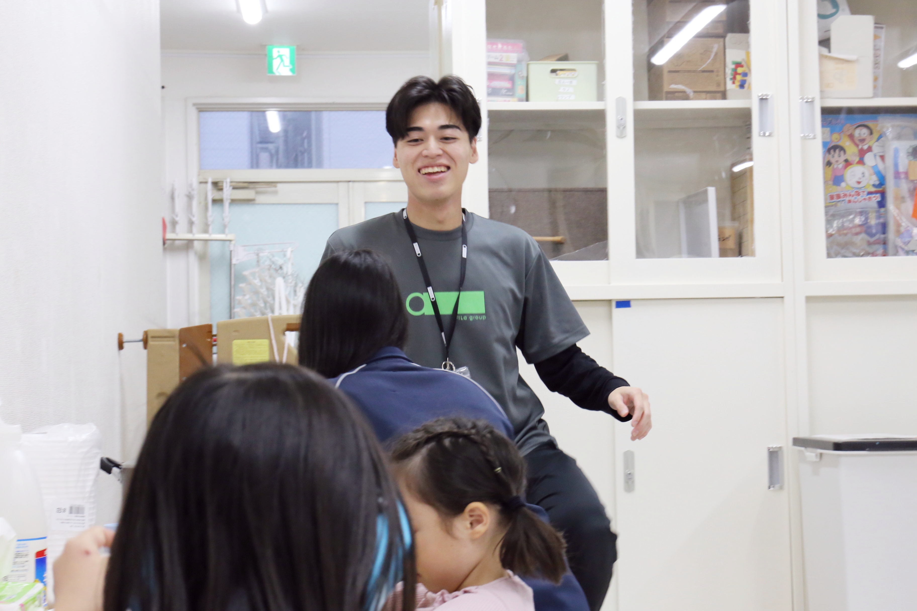 スタッフが子どもたちと向き合い、笑顔で関わっている様子