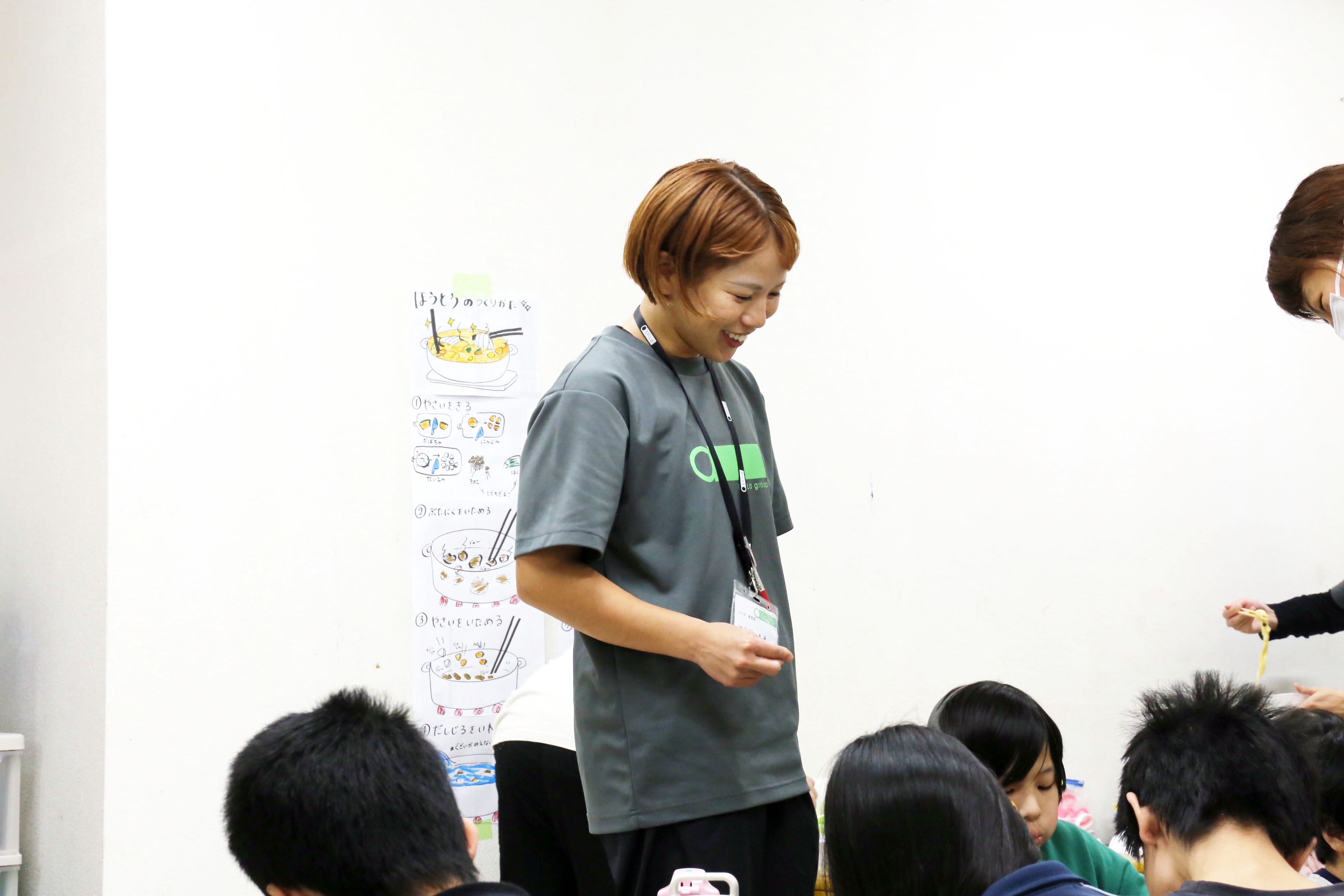 スタッフが子どもたちの様子を見守りながら声をかけている様子