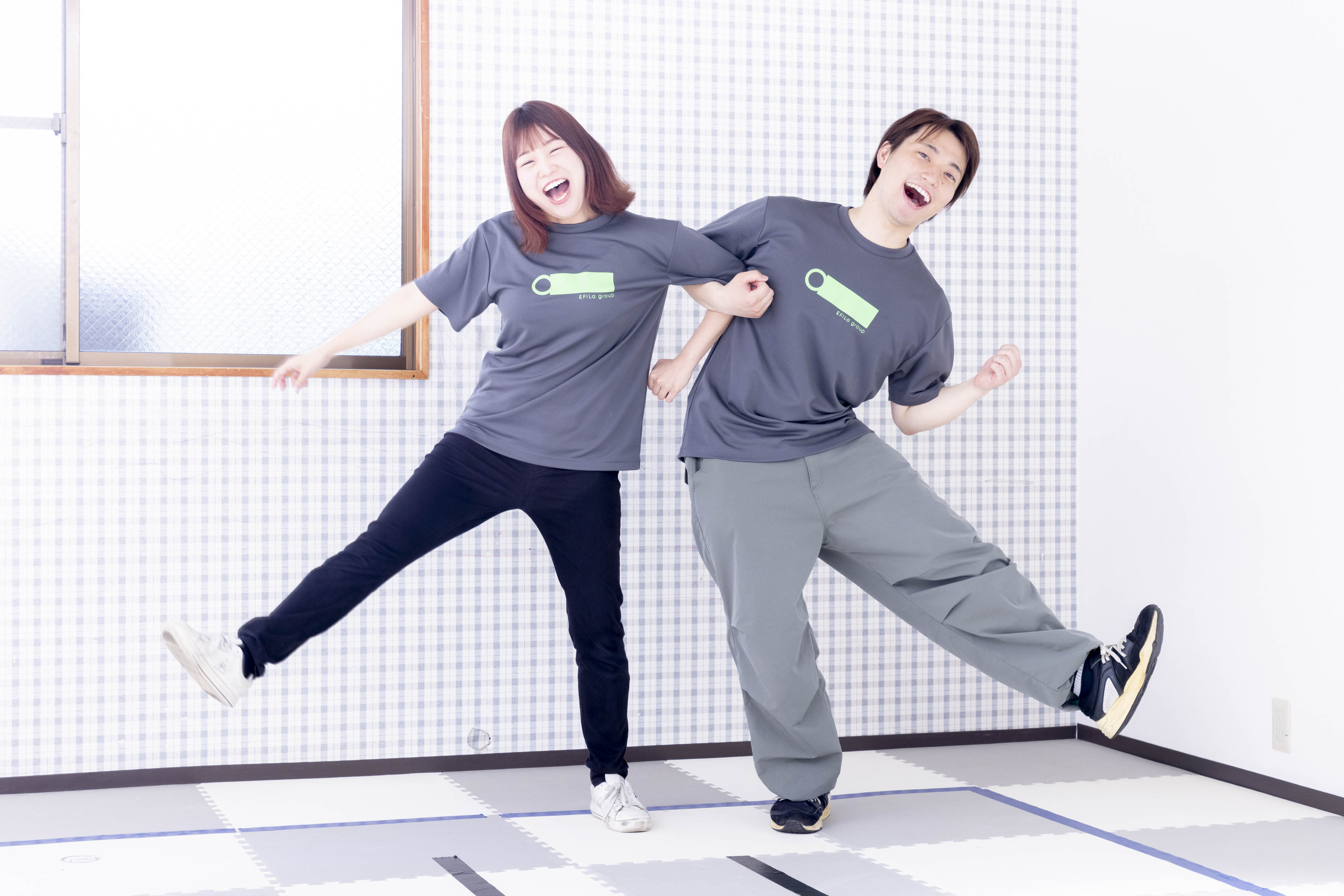 スタッフ同士が笑顔で体を動かし、楽しそうに関わっている様子