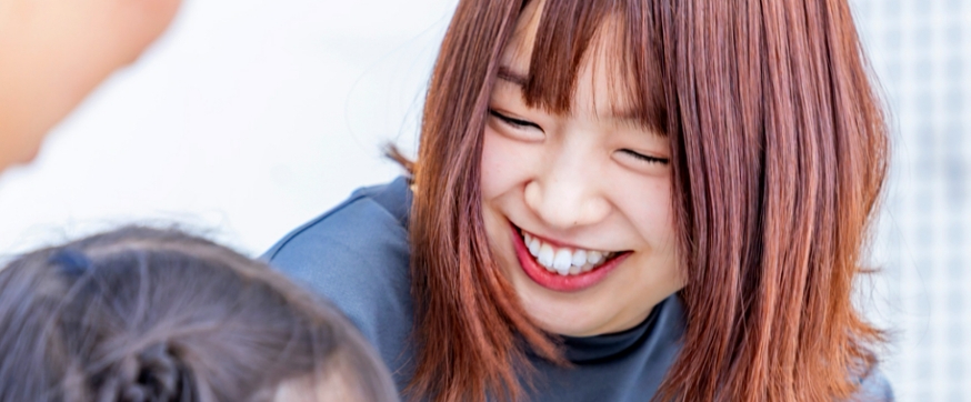 先輩スタッフが研修中に丁寧にサポートしている様子