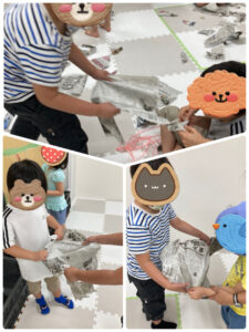 o1920256014955698129 225x300 - 室内あそび　新聞紙ビリビリ