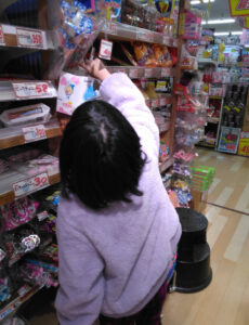 o0829108015052842025 230x300 - 12月20日(月) toiro秦野 ☆おやつを買いに行こう☆