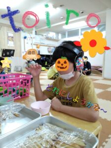 o0810108015184344698 225x300 - ♪10月4日(火)♪おやつ作り【ワンタンスティック】