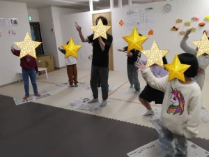 t 10 300x225 - 1月14日＊toiro小田栄　第2教室　新聞紙じゃんけんゲーム￼