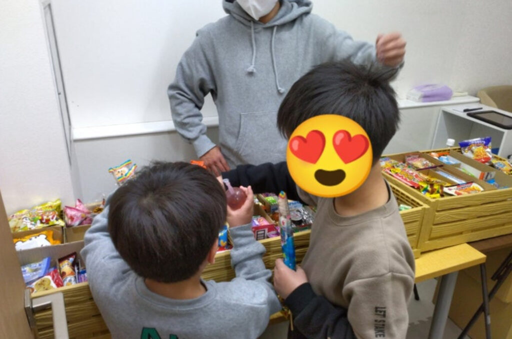 1月22日【toiro開成 第1教室】駄菓子屋さんが来てくれました!! 21817ad5ab3b0af5170b73d6ea2ba9f2 - 1月22日【toiro開成 第1教室】駄菓子屋さんが来てくれました!!