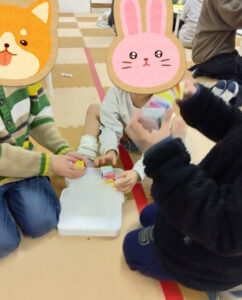 5c961f8bc21e66125c046602cd43bbaf 242x300 - toiro愛川①2月6日（金）スリンキーペーパー製作☆彡