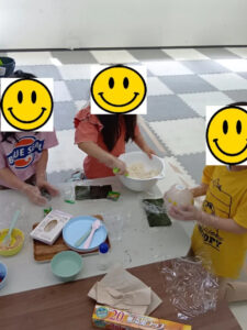 b012d75b90bfd0c2db9ac4332b195163 225x300 - ☆トイロ向ヶ丘遊園☆　おにぎりを作ろう！！