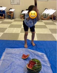 9c934a64f78d508386d3c907fb7d26a1 233x300 - ★8月5日(水)第1教室★『スイカ割り』　