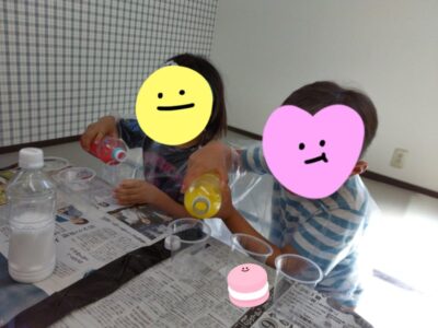 t 141 400x300 - 8月17日　toiro向ヶ丘遊園　☆色水遊び☆