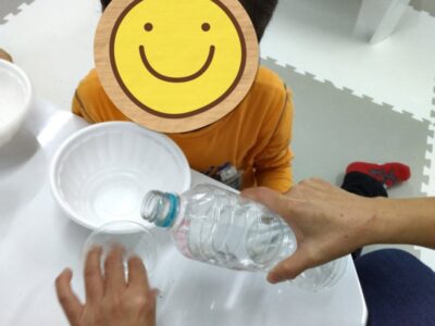 10/12 toiro溝の口【感触遊び★スライム作り編】 t 100 400x300 - 10/12 toiro溝の口【感触遊び★スライム作り編】