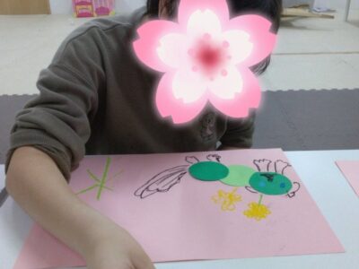 4月4日*toiro小田栄 第2教室 菜の花とアオムシの壁面制作 t 16 400x300 - 4月4日*toiro小田栄 第2教室 菜の花とアオムシの壁面制作