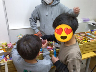 1月22日【toiro開成 第1教室】駄菓子屋さんが来てくれました!!  21817ad5ab3b0af5170b73d6ea2ba9f2 400x300 - 1月22日【toiro開成 第1教室】駄菓子屋さんが来てくれました!!